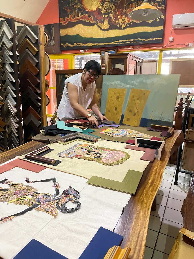 Meja kerja dengan karya dan pilihan material