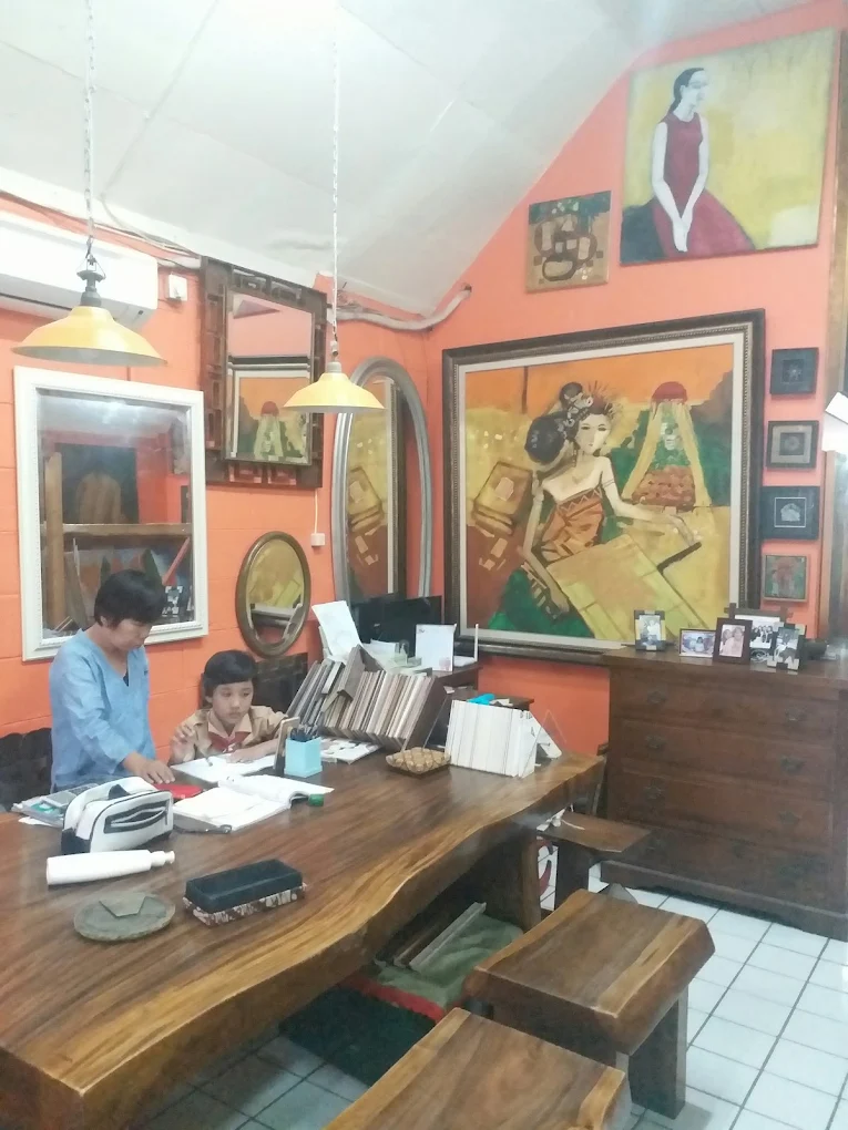 Interior galeri Darusa Frame dengan koleksi karya