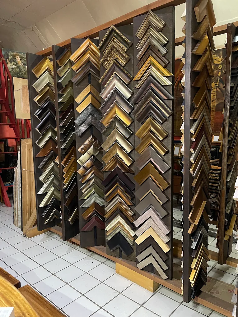 Dinding pilihan moulding di galeri Darusa Frame