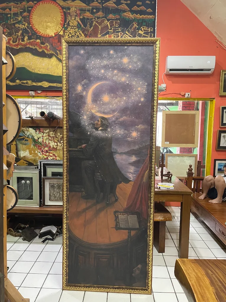 Karya seni tinggi dengan bingkai emas klasik