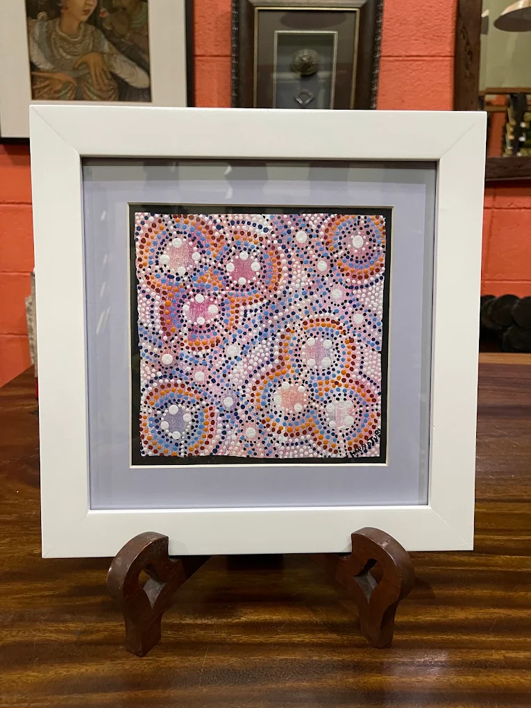 Karya titik warna dengan bingkai putih